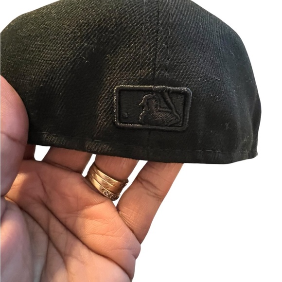 New Era Cincinnati Reds 59Fifty Black On Black Fitted Hat - 7 1/8 - Picture 4 of 7